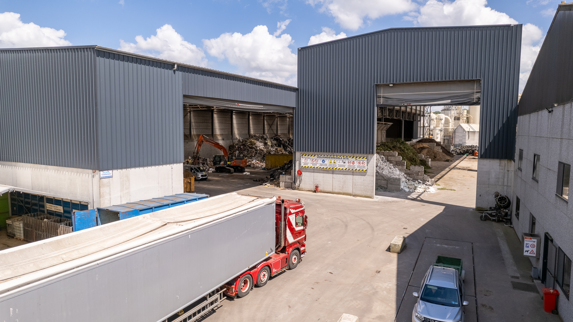 Vooraanzicht overkapping met grijze bardage bij Callens Recycling, Wielsbeke
